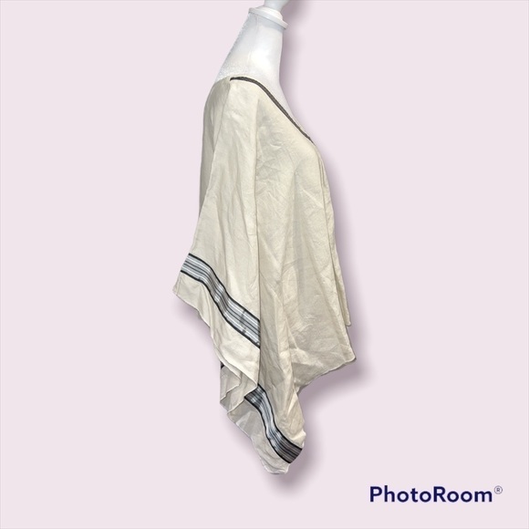 Peck & Peck Linen Cream Poncho with Black Trim Details  Size Large - Picture 3 of 7